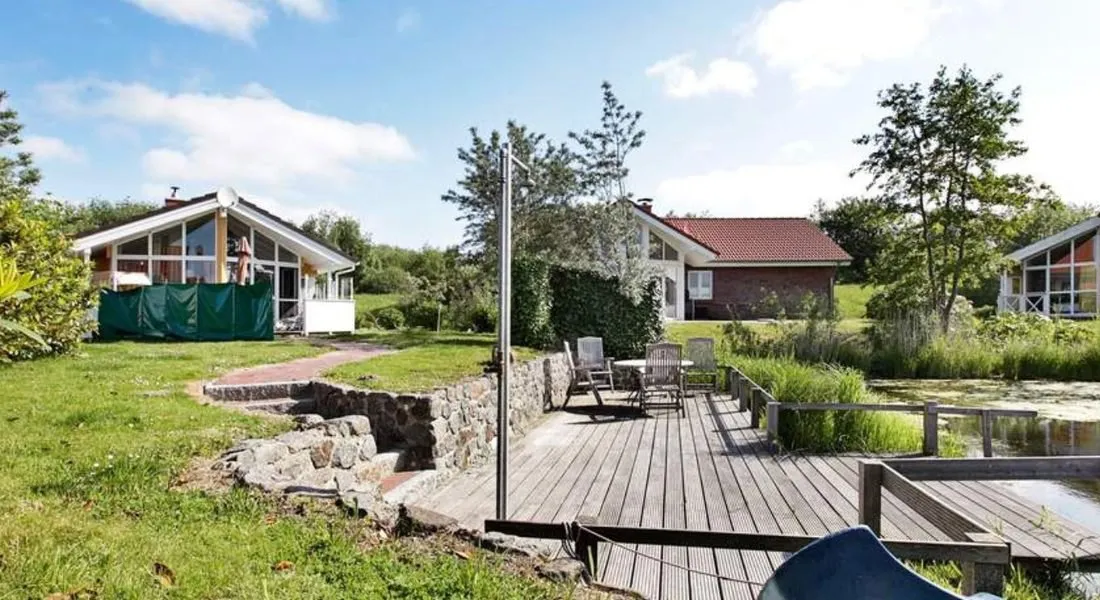 Holzterrasse von Neu-Seeland 23 mit Blick über das Wasser