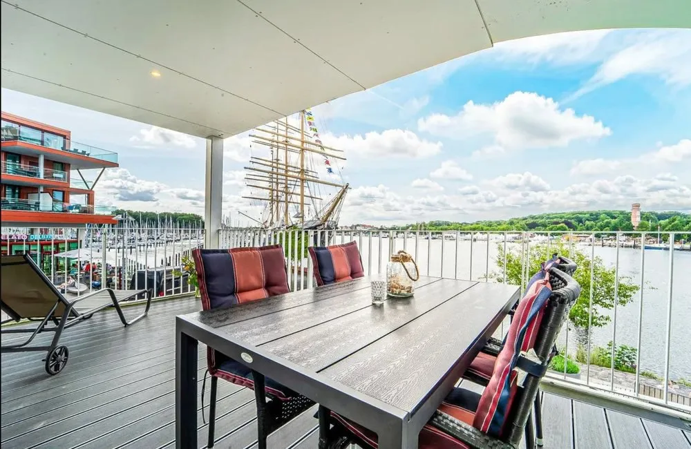 Terrasse der Promenadenvilla mit Blick auf den Passathafen in Travemünde
